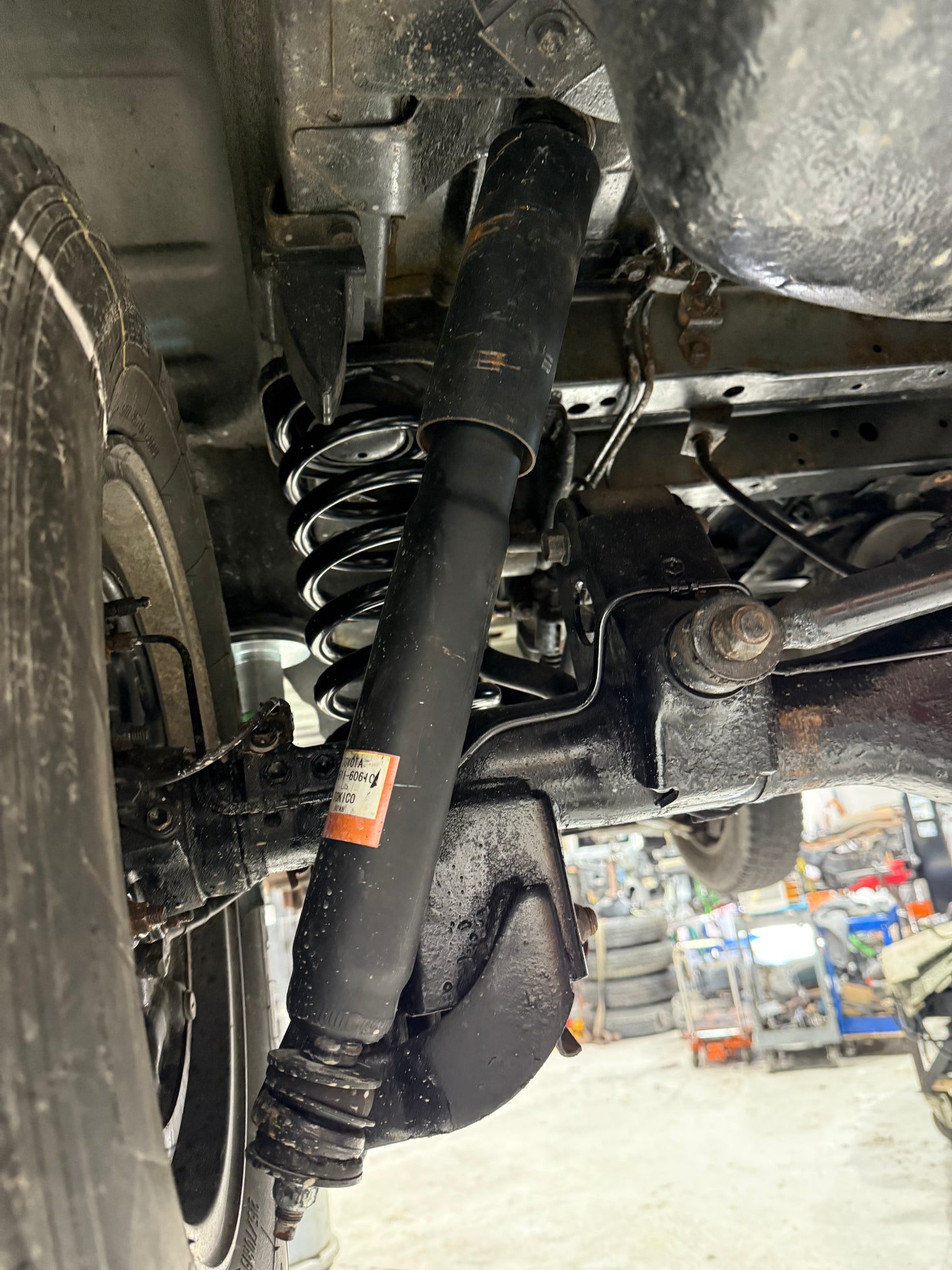 ハイエース 1989-2004 用 リア KYB ショックアブソーバー